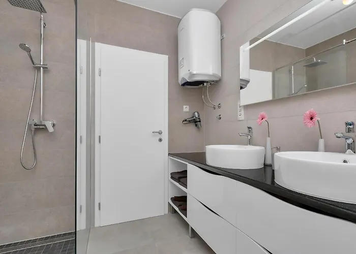 Luxury Macola Free Parking