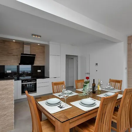 Luxury Macola Free Parking