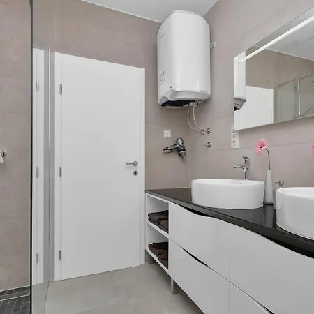 Luxury Macola Free Parking