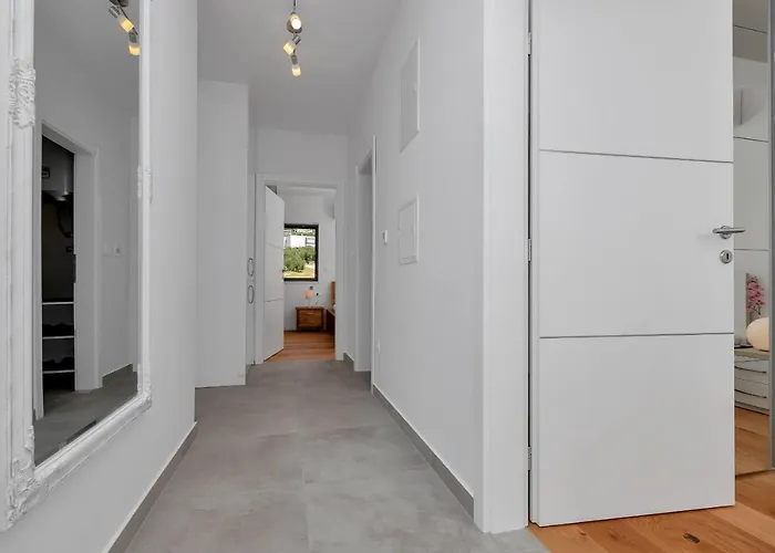 Luxury Macola Free Parking